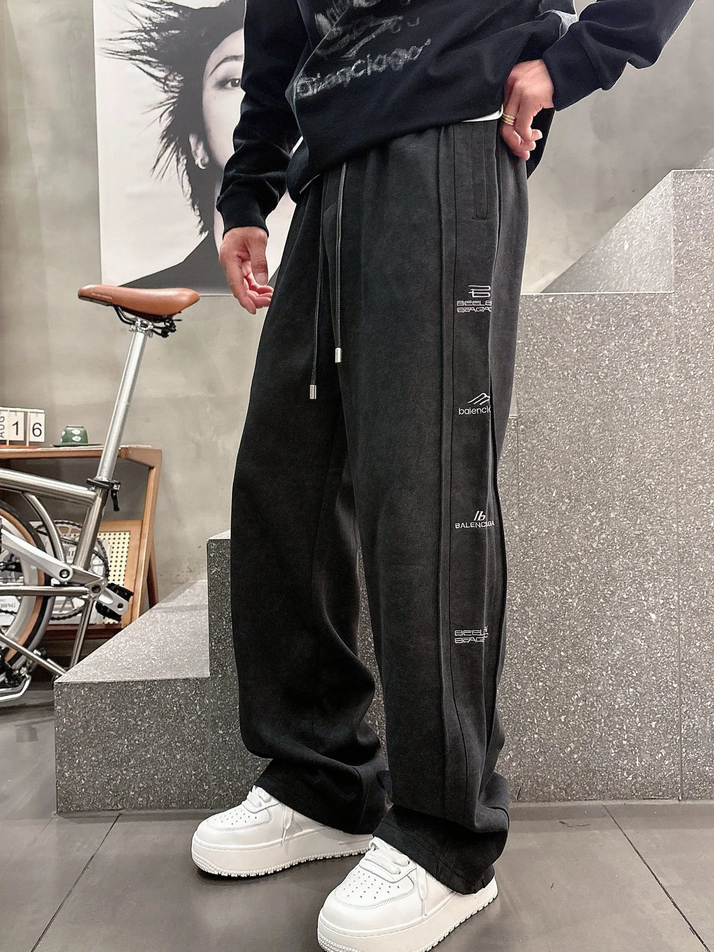 Balenciaga 🆕2026 Autumn and Winter New Arrival Casual Pants! The official website will be released simultaneously. Brand Classic LOGO casual pants, customized fabrics, excellent comfort and strong touch. Highly recognisable, perfect appearance and craftsmanship. Size:M-3XL